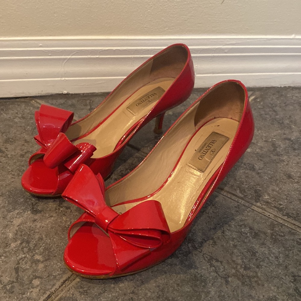 Red patent leather 36.5 Valentino Kitten Heels with Red Bows